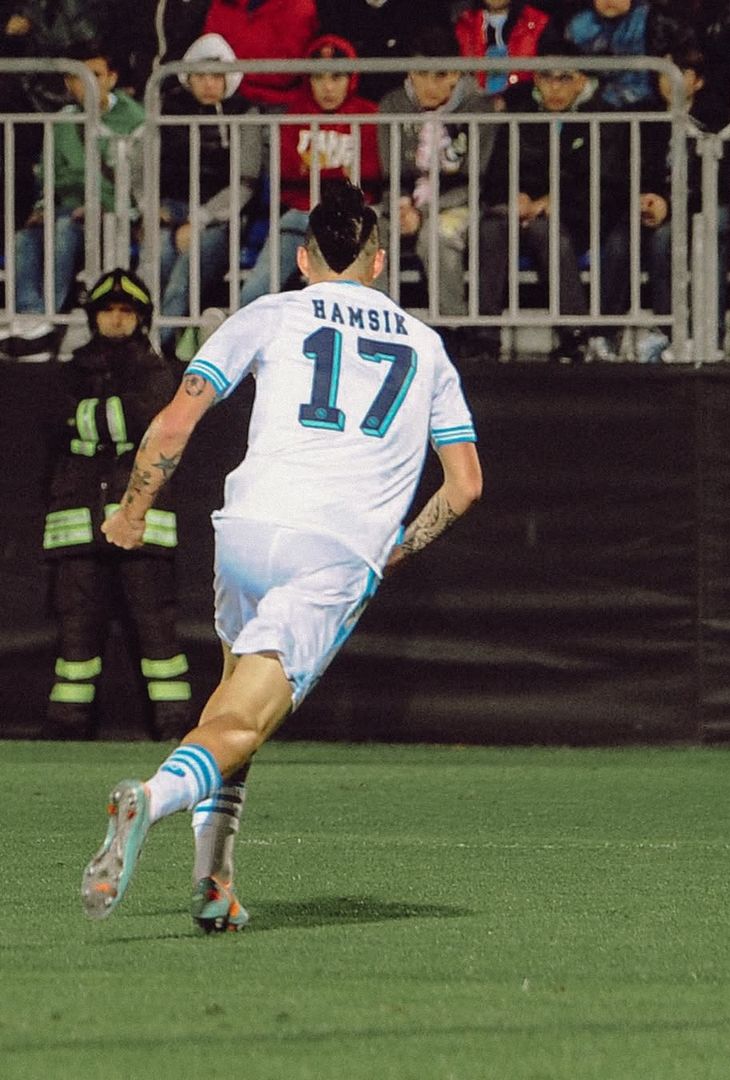 Poco più di 24 ore separano Cagliari-Napoli dal suo fischio d'inizio. Valevole per la 30ª giornata di Serie A, la gara andrà in scena domani, venerdì 20 marzo, alle 18:30. Nel frattempo, per smorzare l'attesa, l'account Instagram della società partenopea ha pubblicato un post composto da undici fotografie, una per ogni battaglia che ha avuto per protagoniste, sotto i riflettori dell'Unipol Domus (e ancor prima dello stadio Sant'Elia), la compagine sarda e quella partenopea. Un viaggio che parte dalla stagione 2010/11 e si conclude con quella più recente più recente, ossia la 2024/25.