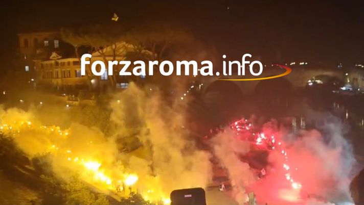 La Roma compie 96 anni. I tifosi colorano la città. Coreografia sull’Isola Tiberina - immagine 1