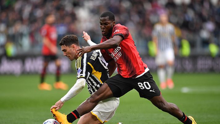 TURIN, ITALY - APRIL 27: Dusan Vlahovic of Juventus is challenged by Yunus Musah of AC Milan during the Serie A TIM match between Juventus and AC Milan at Allianz Stadium on April 27, 2024 in Turin, Italy. (Photo by Valerio Pennicino/Getty Images) Piccolo mondo grigio - immagine 1