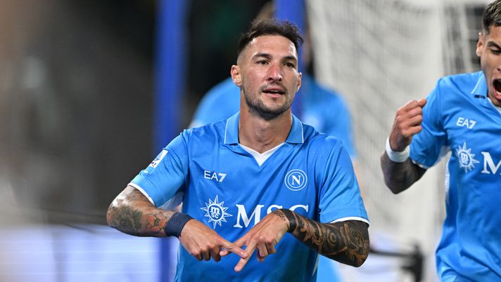 NAPLES, ITALY - SEPTEMBER 29: Matteo Politano of SSC Napoli celebrates after scoring his sides first goal during the Serie A match between Napoli and Monza at Stadio Diego Armando Maradona on September 29, 2024 in Naples, Italy. (Photo by Francesco Pecoraro/Getty Images) VIDEO Il Napoli celebra il primo gol stagionale di Politano: “Polit’amo” - immagine 1