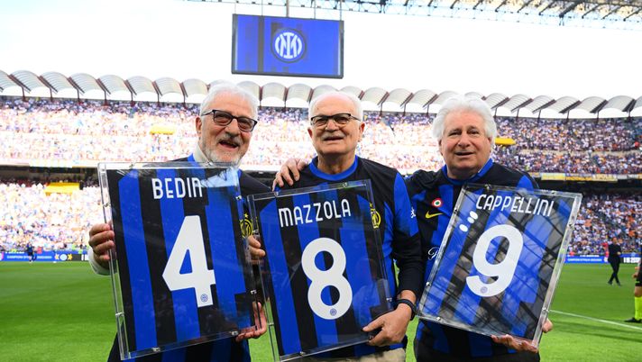 MILAN, ITALY - MAY 19: Gianfranco Bedin, Sandro Mazzola and Renato Cappellini prior to the Serie A TIM match between FC Internazionale and SS Lazio at Stadio Giuseppe Meazza on May 19, 2024 in Milan, Italy. (Photo by Mattia Pistoia - Inter/Inter via Getty Images) Cappellini: “Ho conquistato Madrid e San Siro. Ora tocca a Lautaro, lui sa fare gol magici” - immagine 1