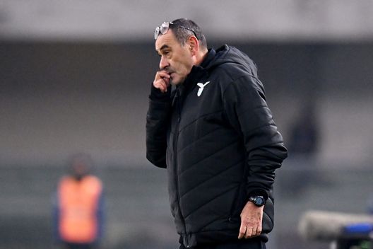 VERONA, ITALIA - 9 DICEMBRE: Maurizio Sarri, allenatore della Lazio. (Photo by Alessandro Sabattini/Getty Images) Lazio, giornata da capogiro: dagli attriti con Sarri al blocco del mercato- immagine 2