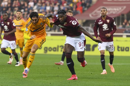 TURIN, ITALY - NOVEMBER 2: Duván Zapata of Torino FC in action during the Serie A match between Torino FC and Pisa SC at Stadio Olimpico Grande Torino on November 2, 2025 in Turin, Italy. (Photo by Stefano Guidi - Torino FC/Torino FC 1906 via Getty Images)