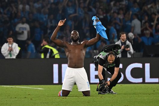 NAPLES, ITALY - MAY 23: Romelu Lukaku of Napoli celebrates scoring his team's second goal during the Serie A match between Napoli and Cagliari at Stadio Diego Armando Maradona on May 23, 2025 in Naples, Italy. (Photo by Francesco Pecoraro/Getty Images)