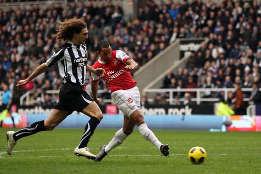 Theo Walcott segna il primo gol durante la partita di Premier League tra Newcastle United e Arsenal a St James' Park il 5 febbraio 2011 a Newcastle upon Tyne, Inghilterra. (Foto di Richard Heathcote/Getty Images) La folle rimonta del St. James’ Park nel 2011: Newcastle e Arsenal da 0-4 a 4-4- immagine 2