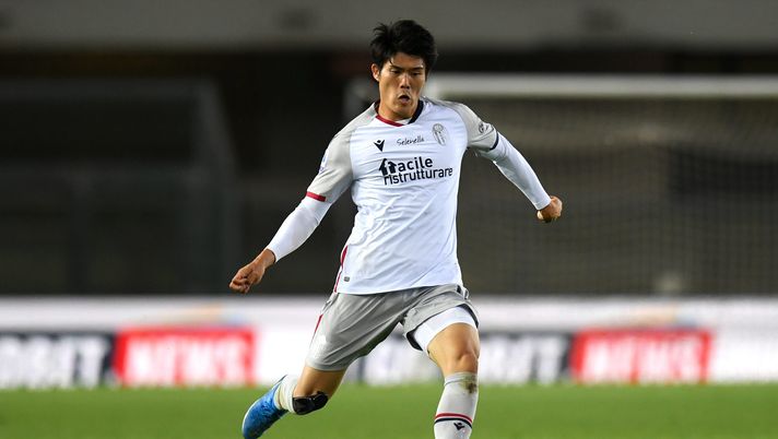 VERONA, ITALY - MAY 17: Takehiro Tomiyasu of Bologna FC in action during the Serie A match between Hellas Verona FC and Bologna FC at Stadio Marcantonio Bentegodi on May 17, 2021 in Verona, Italy. Sporting stadiums around Italy remain under strict restrictions due to the Coronavirus Pandemic as Government social distancing laws prohibit fans inside venues resulting in games being played behind closed doors. (Photo by Alessandro Sabattini/Getty Images) L’ex rossoblù Tomiyasu a un passo dall’Ajax - immagine 1