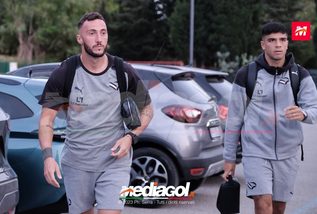 FOTO PALERMO: i giocatori rosanero scattano selfie con i tifosi (GALLERY) - immagine 17