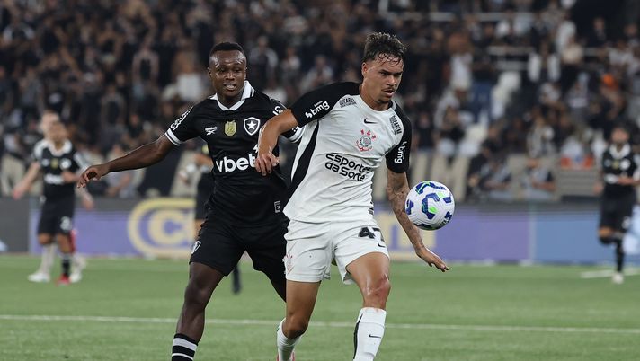RIO DE JANEIRO, BRAZIL - JULY 26: Nathan Fernandes of Botafogo competes for the ball with Tchoca of Corinthians during the match between Botafogo and Corinthians as part of Brasileirao 2025 at Estadio Olimpico Nilton Santos on July 26, 2025 in Rio de Janeiro, Brazil. (Photo by Wagner Meier/Getty Images) Calciomercato Torino, in arrivo un difensore dal Brasile: le ultime - immagine 1