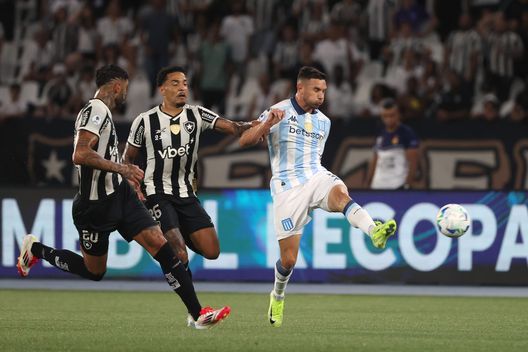 Martinez del Racing e Barbosa del Botafogo lottano per il pallone nella Recopa 2025. (Photo by Wagner Meier/Getty Images) Il Racing batte il Botafogo anche al ritorno e alza la Recopa Sudamericana- immagine 3