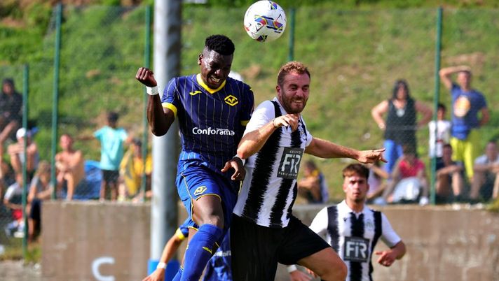 Foto Hellas Verona  Verona, 7 a 1 al Rovereto. Doppiette di Mosquera e Cisse - immagine 1