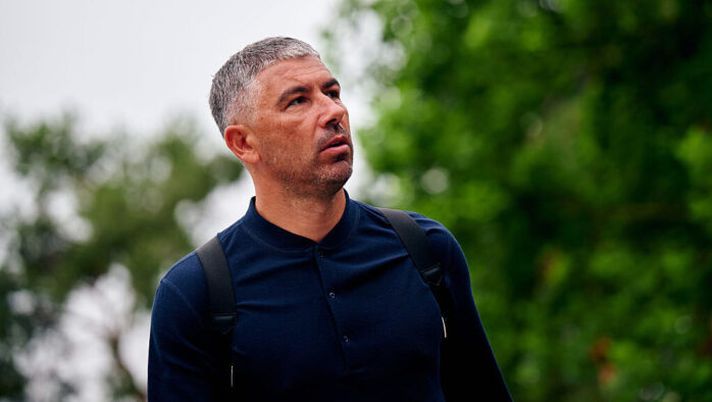 COMO, ITALY - JULY 26: Vice coach Aleksandar Kolarov of FC Internazionale arrive at the training centre prior to the athletic and physical test session Appiano Gentile on July 26, 2025 in Como, Italy. (Photo by Mattia Ozbot - Inter/Inter via Getty Images) Kolarov: “Lautaro non sbaglia un allenamento, è un esempio! Cosa abbiamo portato con Chivu” - immagine 1