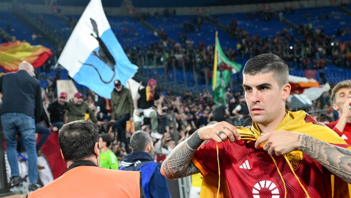 ROME, ITALY - APRIL 06: AS Roma player Gianluca Mancini celebrates the victory after the Serie A TIM match between AS Roma and SS Lazio - Serie A TIM at Stadio Olimpico on April 06, 2024 in Rome, Italy. (Photo by Fabio Rossi/AS Roma via Getty Images) Mancini e quelle forche del moralismo a corrente alternata - immagine 1