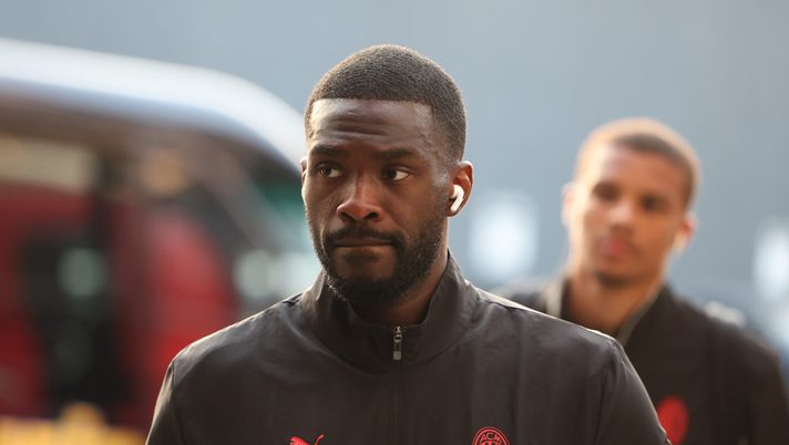 UDINE, ITALY - APRIL 11: Fikayo Tomori of AC Milan arrives before the Serie A match between Udinese and AC Milan at Stadio Friuli on April 11, 2025 in Udine, Italy. (Photo by Claudio Villa/AC Milan via Getty Images) udinese-milan-dichiarazioni-tomori-intervista-sky-dazn-gazzetta-diretta-live-news