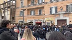 Lazio, i tifosi a Ponte Milvio aspettano cantando il derby – VIDEO