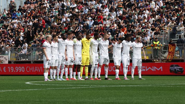VENICE, ITALY - APRIL 27: Players of Milan observe one minute's silence in memory of Francesco Pope during the Serie A match between Venezia and Milan at Stadio Pier Luigi Penzo on April 27, 2025 in Venice, Italy. (Photo by Claudio Villa/AC Milan via Getty Images)  Milan