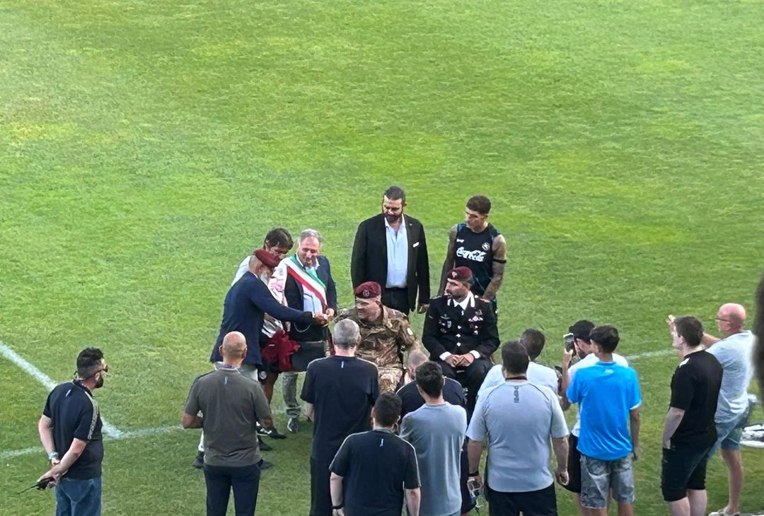 Riconoscimento a due colonnelli e maglietta regalata a conte: presenti anche Edo De Laurentiis e Di Lorenzo