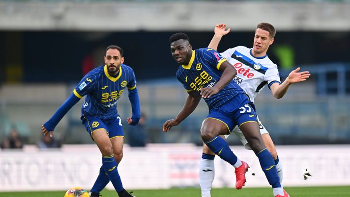 VERONA, ITALY - FEBRUARY 08: Daniel Mosquera of Hellas Verona is challenged by Mario Pasalic of Atalanta during the Serie A match between Verona and Atalanta at Stadio Marcantonio Bentegodi on February 08, 2025 in Verona, Italy. (Photo by Alessandro Sabattini/Getty Images) Serie A, Verona-Atalanta: streaming gratis, diretta live e probabili formazioni- immagine 2