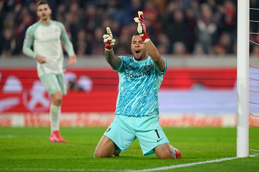 Noah Atubolu festeggia la sua parata sul rigore di André Silva. (Photo by Christian Kaspar-Bartke/Getty Images) Bundesliga, Atubolu scrive la storia: parati cinque rigori di fila- immagine 2