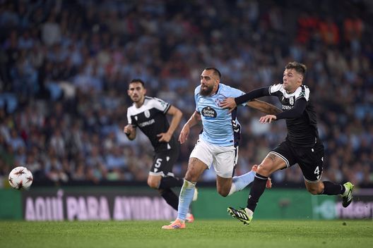 VIGO, SPAGNA - 02 OTTOBRE: Alessandro Vogliacco del PAOK FC compete per il pallone con Borja Iglesias del RC Celta de Vigo durante la partita della Fase a Gironi MD2 della UEFA Europa League 2025/26 tra il Real Club Celta de Vigo e il PAOK FC allo Stadio Abanca Balaidos il 02 ottobre 2025 a Vigo, Spagna. (Foto di Jose Manuel Alvarez Rey/Getty Images)
