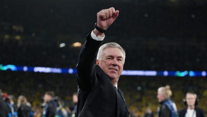 LONDON, ENGLAND - JUNE 01: Carlo Ancelotti, Head Coach of Real Madrid, celebrates victory as he acknowledges the fans after Real Madrid defeat Borussia Dortmund during the UEFA Champions League 2023/24 Final match between Borussia Dortmund and Real Madrid CF at Wembley Stadium on June 01, 2024 in London, England. (Photo by David Ramos/Getty Images) Real Madrid in Supercoppa Europea contro l’Atalanta: ecco quando e dove si giocherà - immagine 1