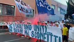 Lazio-Verona, lo striscione esposto dai tifosi biancocelesti durante il corteo – VIDEO