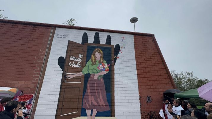 Roma, inaugurato il murale contro la violenza sulle donne. Presente Hermoso Roma, inaugurato il murale contro la violenza sulle donne. Presente Hermoso - immagine 1