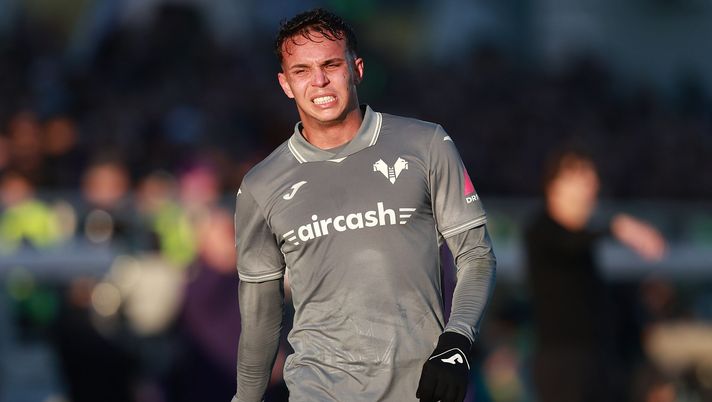 FLORENCE, ITALY - DECEMBER 14: Giovane of Hellas Verona reacts during the Serie A match between ACF Fiorentina and Hellas Verona FC at Artemio Franchi on December 14, 2025 in Florence, Italy. (Photo by Gabriele Maltinti/Getty Images) Settimana prossima c’è il Napoli: nell’emergenza attacco il rinforzo è Giovane - immagine 1