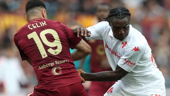 ROME, ITALY - MAY 04: Moise Kean of Fiorentina is challenged by Zeki Celik of AS Roma during the Serie A match between AS Roma and Fiorentina at Stadio Olimpico on May 04, 2025 in Rome, Italy. (Photo by Paolo Bruno/Getty Images) Kean