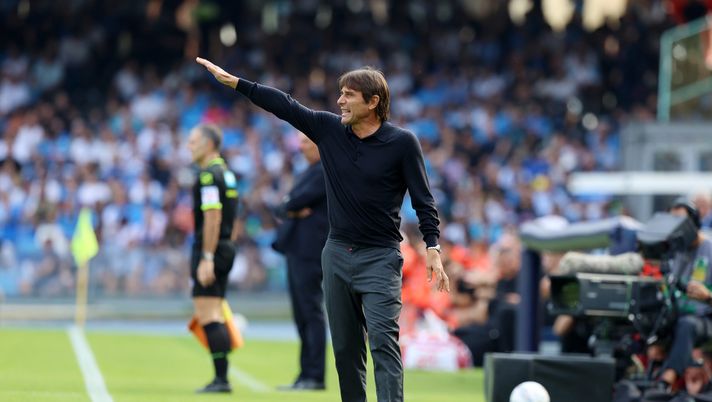 NAPLES, ITALY - OCTOBER 26: Antonio Conte head coach of Napoli during the Serie A match between Napoli and Lecce at Stadio Diego Armando Maradona on October 26, 2024 in Naples, Italy. (Photo by Francesco Pecoraro/Getty Images) Conte, regalo inatteso dalle ex: il tecnico è rimasto spiazzato da una cosa - immagine 1