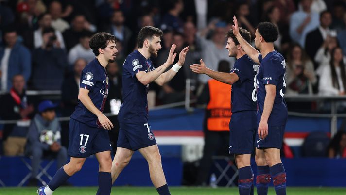 PARIS, FRANCE - APRIL 08: Khvicha Kvaratskhelia of Paris Saint-Germain celebrates scoring his team's second goal with teammates Joao Neves, Warren Zaire-Emery and Vitinha during the UEFA Champions League 2025/26 Quarter-Final First Leg match between Paris Saint-Germain FC and Liverpool FC at Parc des Princes on April 08, 2026 in Paris, France. (Photo by Justin Setterfield/Getty Images) Champions League, Kvara inventa e il Psg vola! I parigini battono il Liverpool 2-0 - immagine 1