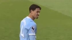 Reijnders preso in giro dai tifosi per le scarpette rosa