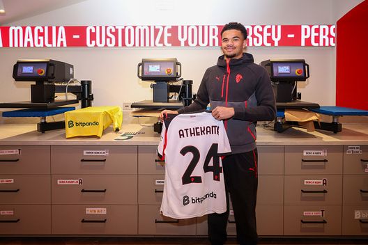 Zachary Athekame in visita al Milan Store (Photo by Sara Cavallini/AC Milan via Getty Images) Athekame De Winter