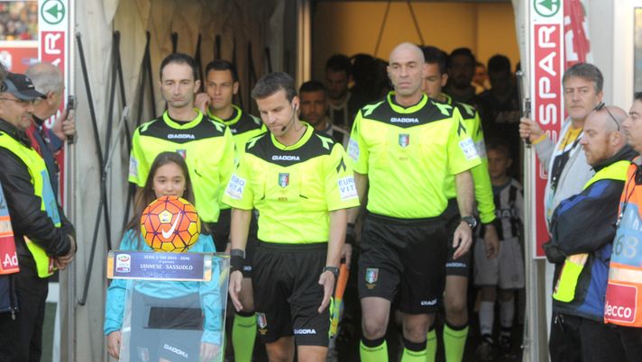 UDINE, ITALY - NOVEMBER 01: Referee Federico La Penna (C) enter the field before the Serie A match between Udinese Calcio and US Sassuolo Calcio at Stadio Friuli on November 1, 2015 in Udine, Italy. (Photo by Dino Panato/Getty Images) Cagliari-Torino 0-4, la moviola: Pasqua aiuta La Penna - immagine 1