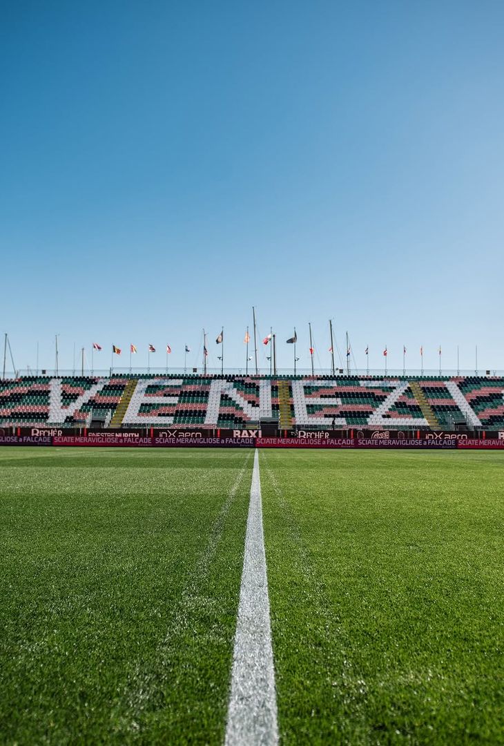 Il Napoli ha postato su Instagram delle meravigliose foto dello Stadio Pierluigi Penzo, teatro della sfida di Venezia che comincerà alle 12:30.