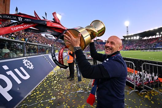 Vincenzo Italiano festeggia la vittoria della Coppa Italia. (Photo by Alessandro Sabattini/Getty Images) I “Vitelloni” del Bologna e la loro marginalità: come i rossoblù hanno avuto il coraggio di arrivare in cielo- immagine 5