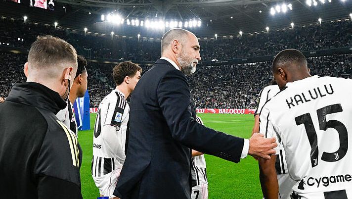 TURIN, ITALY - OCTOBER 05: Head coach of Juventus Igor Tudor and his player Pierre Kalulu prior to the Serie A match between Juventus FC and AC Milan at Allianz Stadium on October 05, 2025 in Turin, Italy. (Photo by Daniele Badolato - Juventus FC/Juventus FC via Getty Images) Tudor: “Perché Bremer out e quando torna! David, Zhegrova e sui cambi di Conceicao e Yildiz…” - immagine 1