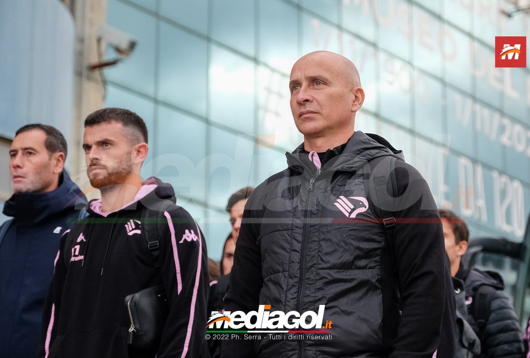 FOTO Palermo: la squadra verso Benevento. Cori e striscioni al “Barbera” (La Gallery) - immagine 11