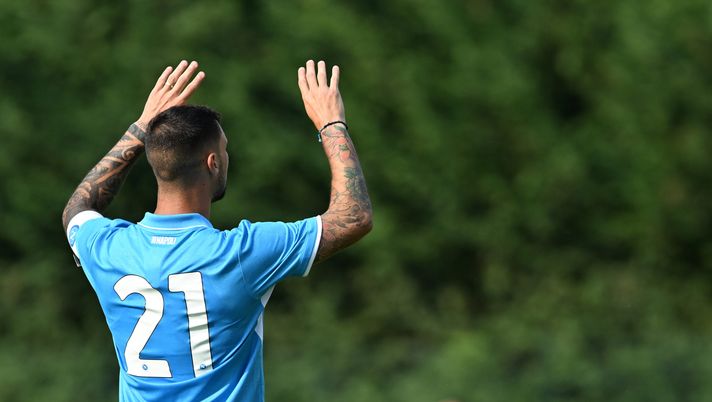 DIMARO, ITALY - JULY 16: SSC Napoli Player Matteo Politano during the Pre-season Friendly match between SSC Napoli and ASD Anaune Val di Non on July 16, 2024 in Dimaro, Italy. (Photo by SSC NAPOLI/SSC NAPOLI via Getty Images) FOTO Politano, arriva la richiesta del baby tifoso: “Mi regali la maglia?” - immagine 1