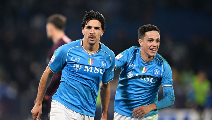 NAPLES, ITALY - DECEMBER 19: Giovanni Simeone of SSC Napoli celebrates with Giacomo Raspadori of SSC Napoli after scoring their team's first goal which is later disallowed for handball during the Coppa Italia - Round of 16 match between SSC Napoli and Frosinone Calcio at Stadio Diego Armando Maradona on December 19, 2023 in Naples, Italy. (Photo by Francesco Pecoraro/Getty Images) Raspadori e Simeone, Conte si affida ai due azzurri e aspetta Lukaku: la situazione - immagine 1