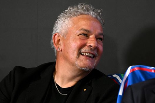 Roberto Baggio sorride durante una conferenza stampa al Centro Tecnico Federale di Coverciano. (Foto di Claudio Villa/Getty Images) Italia, solo vittorie contro l’Estonia: i precedenti- immagine 2