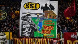 Lazio-Roma, la Sud ricorda il derby d’andata: lo sfottò a tema 883