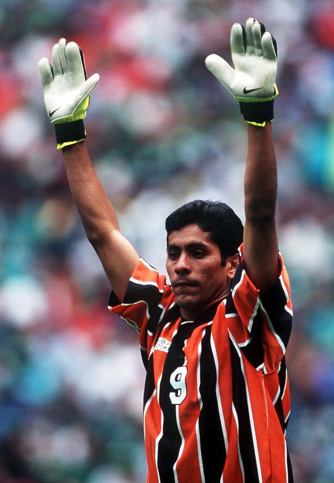CALCIO : Squadra nazionale MESSICO 02.11.97 Portiere Jorge CAMPOS - TIFOSI - FOTO:BONGARTS/A.Hassenstein Sorpresa Jorge Campos, il 58enne ex portiere messicano si rimette guanti e scarpini- immagine 5