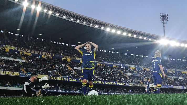 VERONA, ITALY - APRIL 04: Lorenzo Montipò and Martin Frese of Hellas Verona look dejected after Nicolò Fagioli of Fiorentina scores his team's first goal during the Serie A match between Hellas Verona FC and ACF Fiorentina at Stadio Marcantonio Bentegodi on April 04, 2026 in Verona, Italy. (Photo by Emmanuele Ciancaglini/Getty Images) Verona-Milan, le ultime notizie sugli avversari in vista di domenica - immagine 1