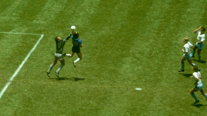 Maradona, all'asta il pallone della 'Mano di Dio': si parte da 2,5 milioni maradona pallone mano di dio