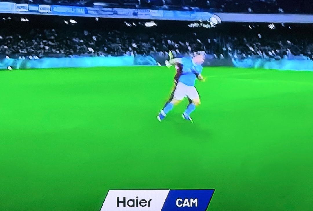 Ndicka abbraccia Hojlund in ripartenza: ma per Colombo non è fallo – LE FOTO - immagine 2