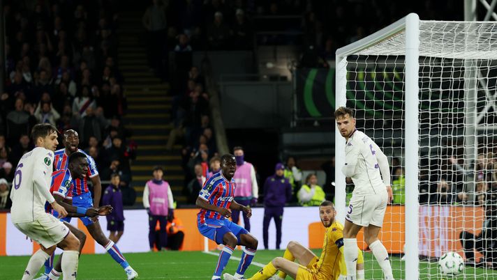 LONDON, ENGLAND - APRIL 09: Tyrick Mitchell of Crystal Palace scores his team's second goal during the UEFA Conference League 2025/26 Quarter-Final Leg One match between Crystal Palace FC and ACF Fiorentina at Selhurst Park on April 09, 2026 in London, England. (Photo by Eddie Keogh/Getty Images) La MoViola: rigore sì o no? “Il penalty lascia più di una perplessità” - immagine 1