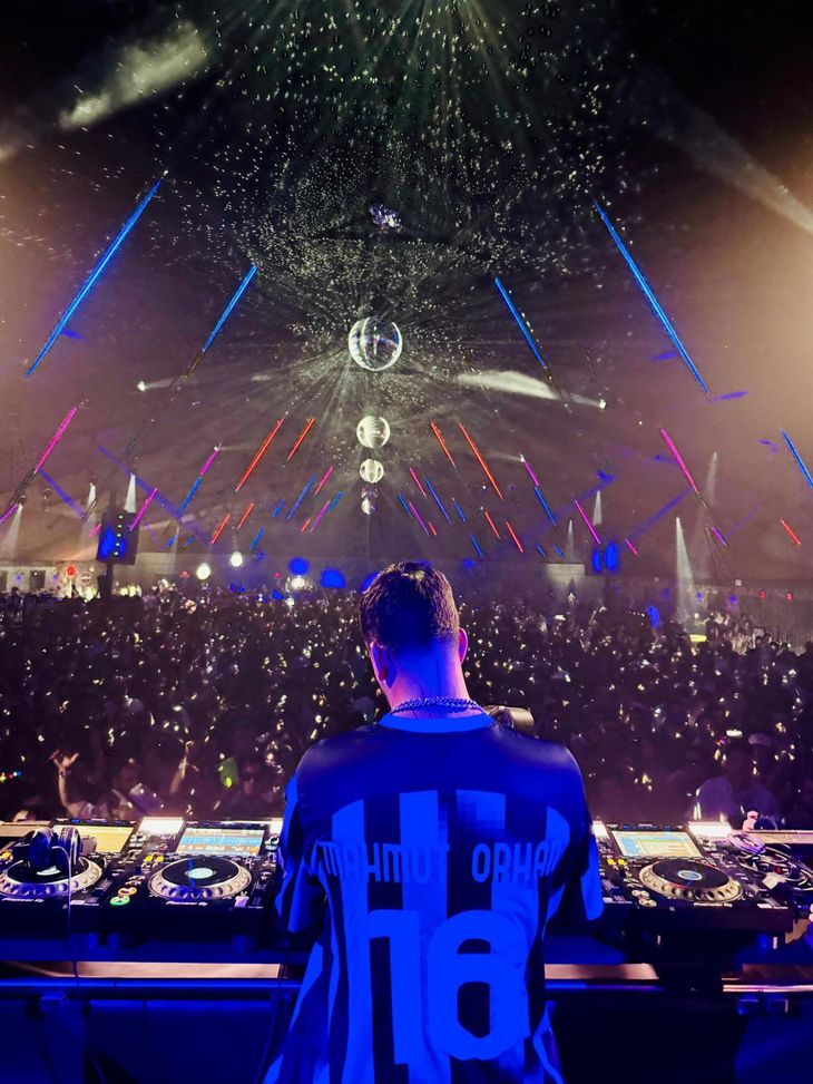 Il dj Mahmut Orhan al Coachella Festival con la maglia dell’Inter- immagine 2