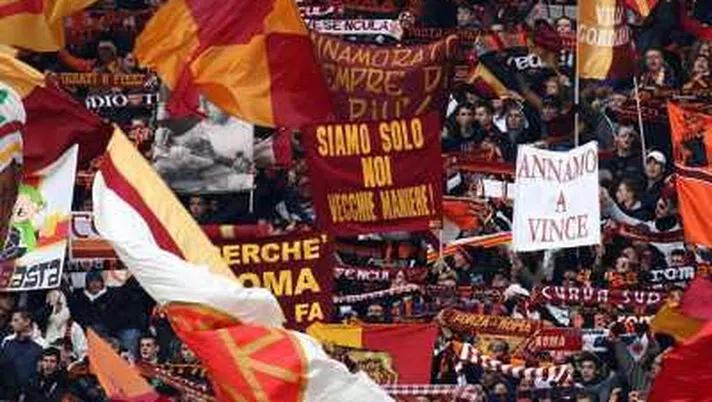 FOTO Ancora odio contro Napoli: striscioni vergognosi durante la sfida con la Roma - immagine 1