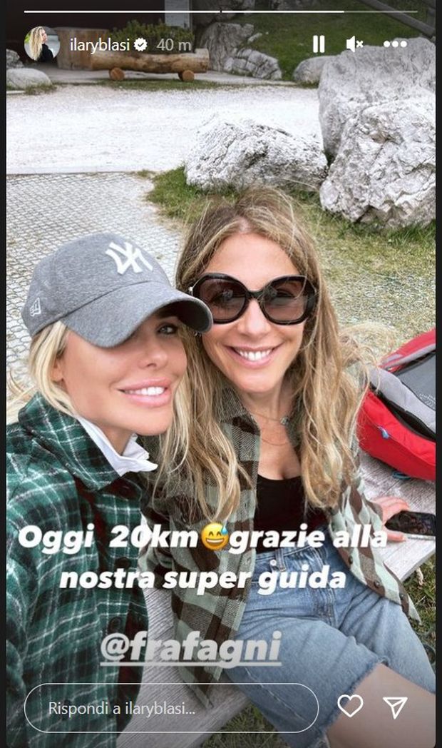 Ilary Blasi escursione in montagna insieme a Francesca Fagnani- immagine 3