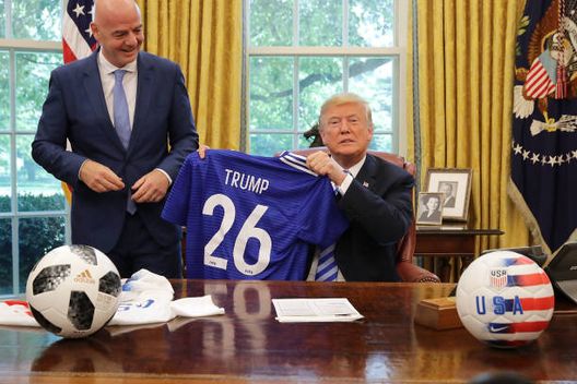 WASHINGTON, DC - AUGUST 28: Trump e Infantino insieme nello studio Ovale nel 2018. (Foto di Chip Somodevilla/Getty Images) Gaffe di Trump sui Mondiali 2026: “Non sapevo che la Russia fosse esclusa”- immagine 2